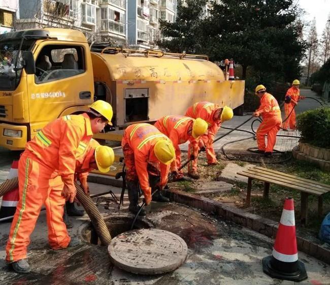 萨迦市政管道清淤