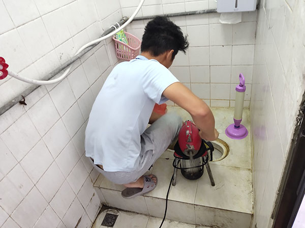 萨迦管道堵塞冒臭气 专业师傅现场解决问题
