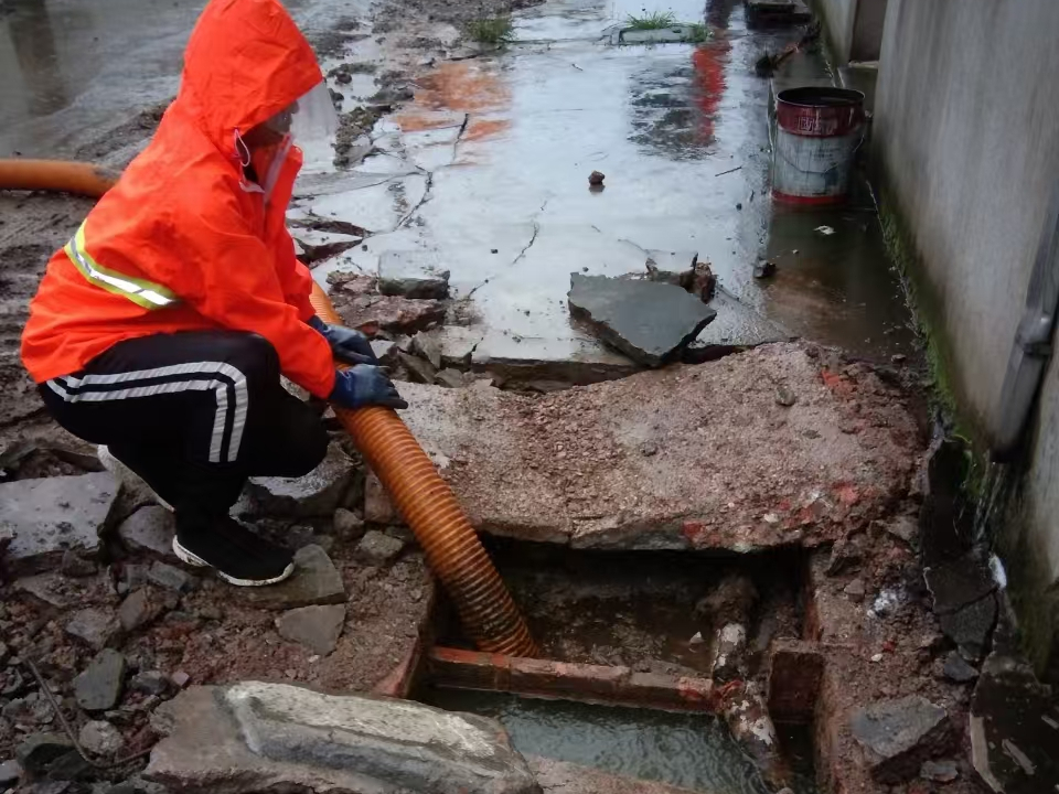 萨迦专业清理污水池 炜誉市政以规范流程守护城市 “肠道”