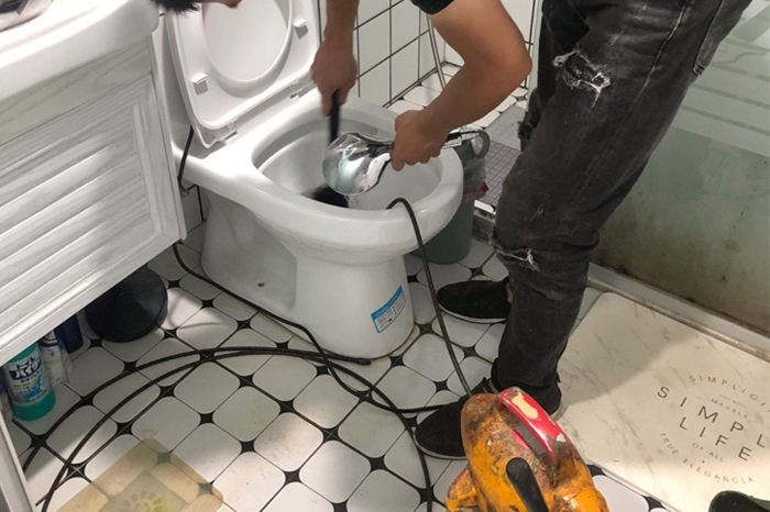 萨迦马桶堵塞自己疏通还是找师傅?专业上门服务让你省时更省心